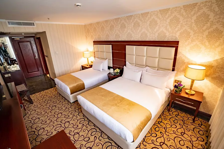 Alibaba https://cdn.alibaba.ir/ostorage/hotel-accommodation-images/68775de0a1e6f83605b73d8c_اتاق سه تخته خانواده (تخت دبل و سينگل).webp